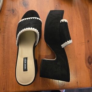 NWOB Nine West Black and Cream Yickie Wedge Sandals Size 8.5M 4.25 inch heel